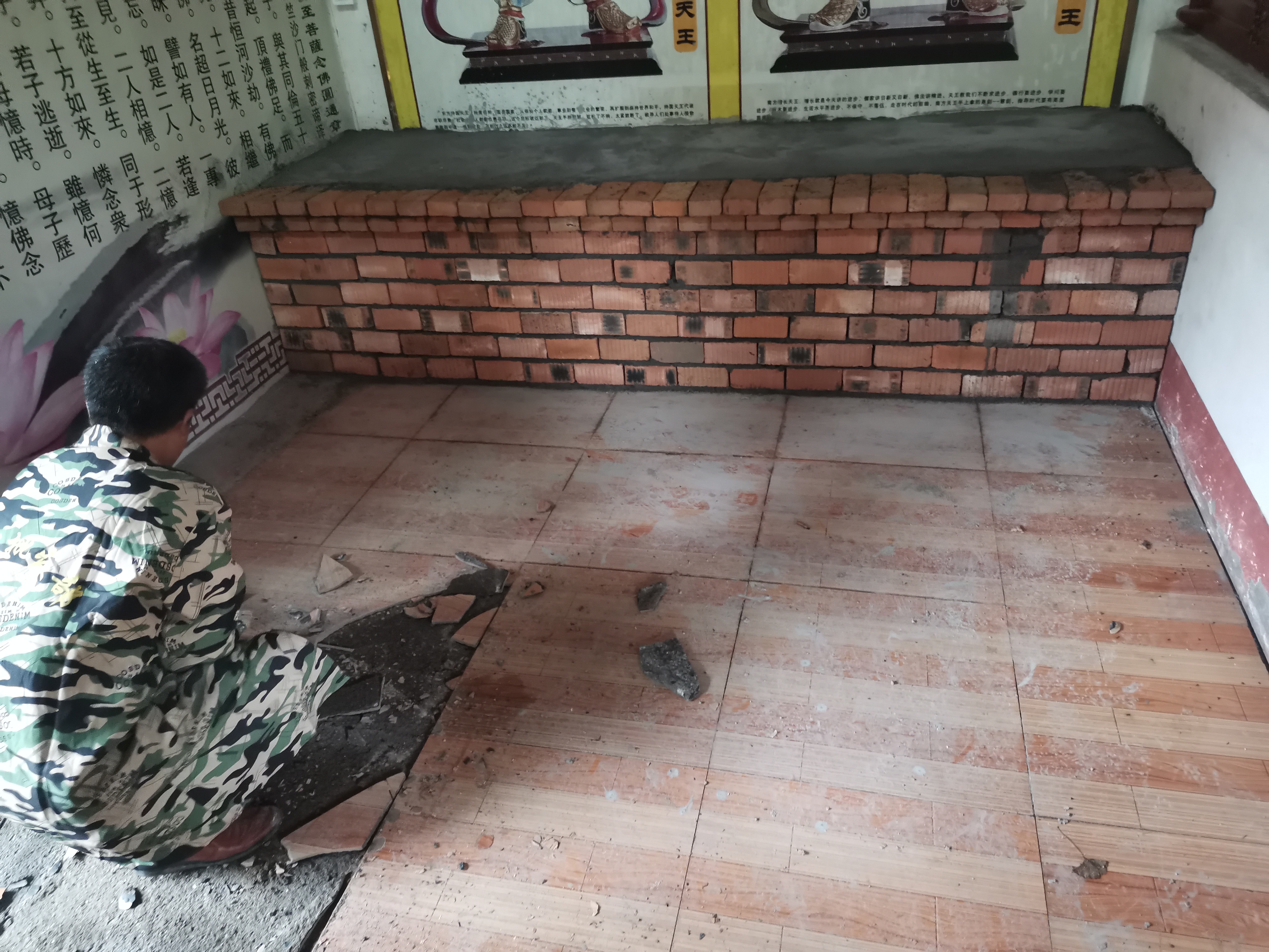 新彩90999天王殿铺设地砖及牌匾贴金